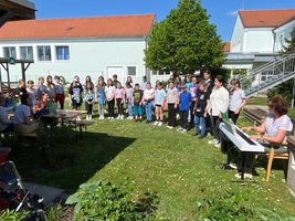 Gruppen Foto von Kindern und Senioren