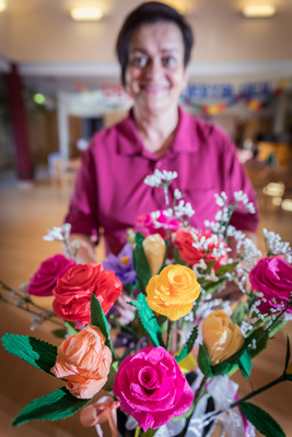 Blumenstrauß gehalten von Person