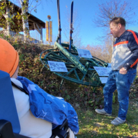 Maria am Spaziergang mit ihrem Sohn