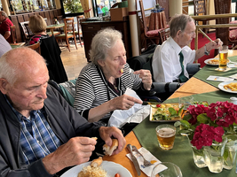 Ältere Menschen genießen ein gemeinsames Essen in einem Restaurant.