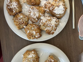 Zwei Teller mit frisch gebackenem Gebäck, bestäubt mit Puderzucker.