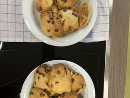 Zwei Schalen mit frisch gebackenen Schokoladenkeksen auf einem Tisch.