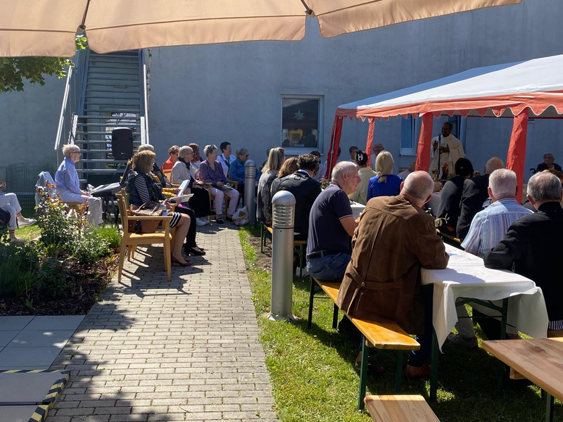 Heilige Messe und Frühschoppen im Garten des Pflegekompetenzzentrums