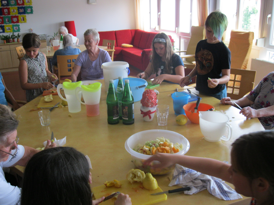 Bewohner:innen des Pflegekompetenzzentrums Neufeld kochen gemeinsam mit Schulkindern