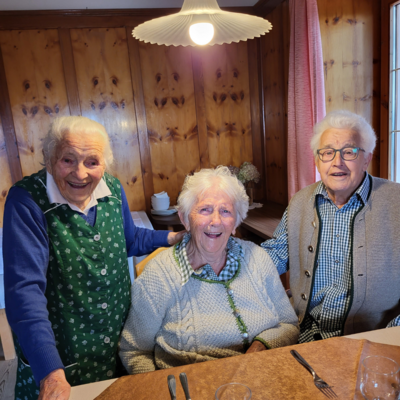 Frau Quere mit ihren Liebsten im Gasthaus