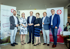 Gruppenfoto von sechs Personen bei einer Veranstaltung des Samariterbundes Burgenland.