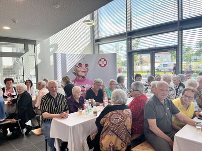 Essen in der großen Cafeteria 