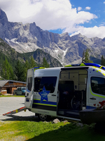 Ein Transporter steht vor majestätischen Bergen und bietet barrierefreien Zugang.