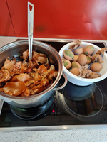 Zwiebelhäute zum Färben von Eier in einem Topf und einer Schüssel.