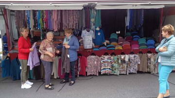 Bewohnerin des Pflegekompetenzzentrums Lackenbach kauft Kleidung bei einem Marktstand