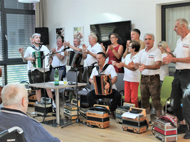 Eine Gruppe von Musikern spielt gemeinsam mit Freude und Begeisterung.