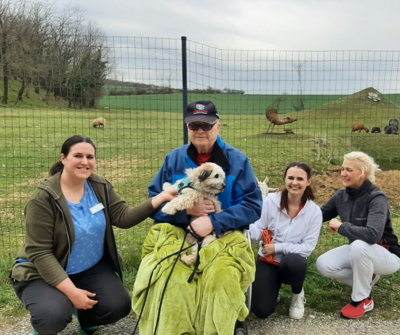 Foto mit Hund Bailey und den Spaziergängern