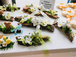 Dekorative Holzstecker mit Blumen und Hasen für Osterdekoration.