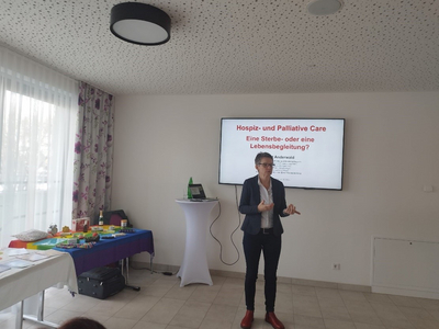 Eine Person präsentiert zum Thema Hospiz- und Palliativversorgung.