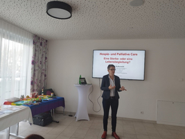 Eine Person präsentiert zum Thema Hospiz- und Palliativversorgung.