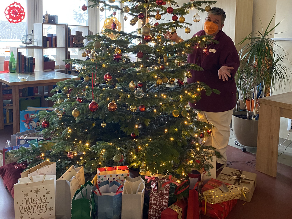 Weihnachtsbaum im Pflegekompetenzzentrum Neufeld
