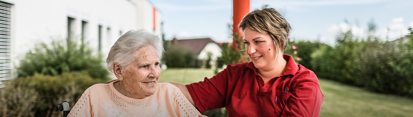 Bewohnerin eines Pflegekompetenzzentrums mit Betreuerin