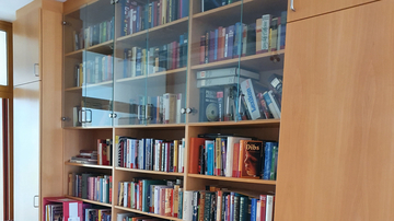 Bücherschrank im Haus Strem