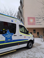 Samariter Wunschfahrtauto vor dem Hospizzentrum