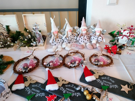 Weihnachtliche Dekorationen mit Kissenpuppen, Kränzen und anderen festlichen Artikeln.