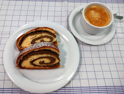 Ein Teller mit zwei Stücken Marmorkuchen und einer Tasse Kaffee.