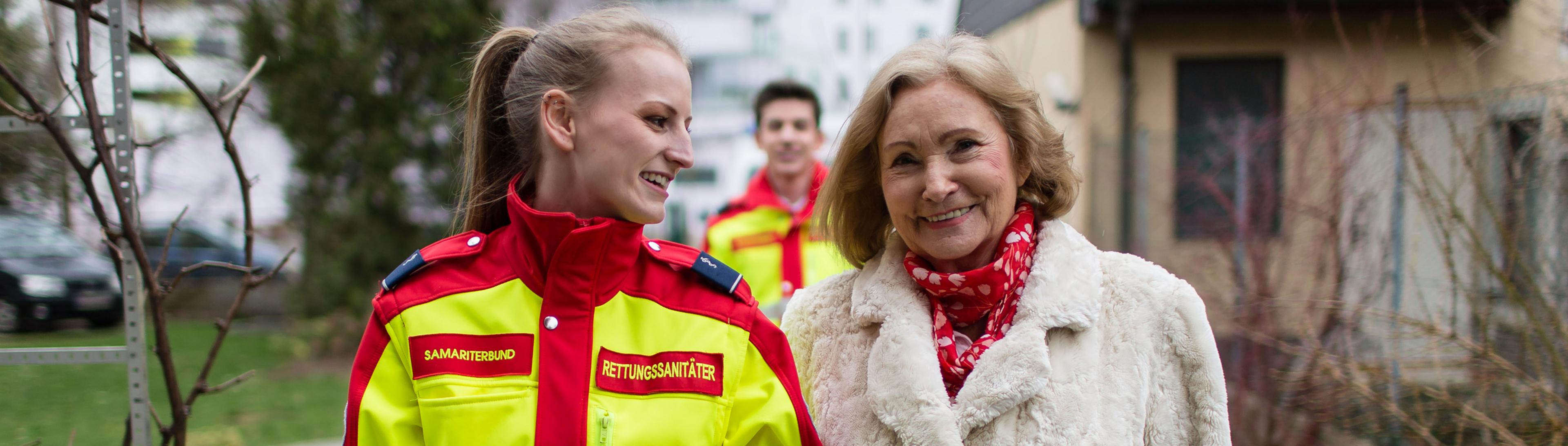 Samariterbund-Sanitäterin mit Seniorin