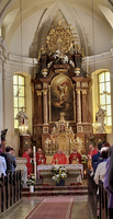 Szene einer religiösen Zeremonie in einer Kirche mit mehreren Klostergeistlichen.
