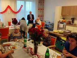 Eine festliche Zusammenkunft mit mehreren Senioren beim Essen und Feiern.