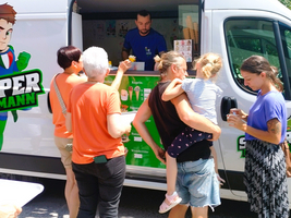 Familie kauft Eis beim Verkaufswagen 