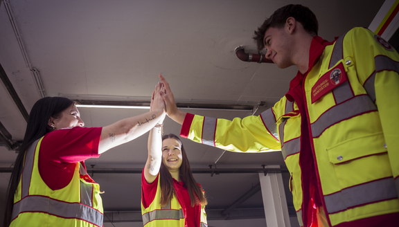 Teilnehmer:innen Freiwilliges Sozialjahr geben sich ein High-Five