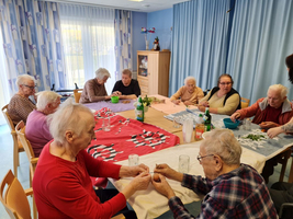Senioren teilen Zeit beim Basteln an einem Tisch mit verschiedenen Materialien.