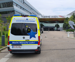 Ein Wagen der Samariter-Wunschfahrt vor dem Eingang zur Therme Wien.