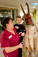 Krampus mit Mitarbeiterin und Kind 