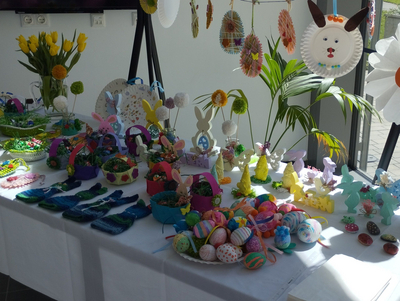 Bunte Osterdekorationen und handgemachte Körbchen auf einem Tisch gedeckt.
