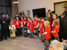 Eine Gruppe von Kindern in roten T-Shirts steht bei einer Veranstaltung.