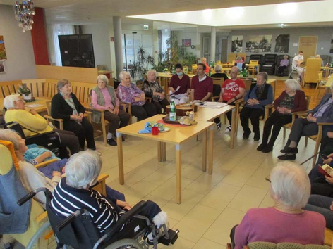 Bewohner:innen Pflegekompetenzzentrum Draßburg sitzen im Sesselkreis