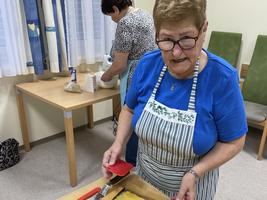 Eine Frau bereitet einen Kuchen in einer Küche vor.