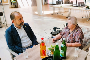 Zwei Personen sitzen an einem Tisch und unterhalten sich.