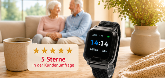 Eine ältere Frau und ein älterer Mann sitzen zusammen auf einem Sofa, lächeln und schauen sich an. Im Vordergrund ist eine Smartwatch mit der Uhrzeit und dem Datum zu sehen, sowie ein Kaffeebecher und eine Pflanze. Zudem befindet sich ein Banner mit 