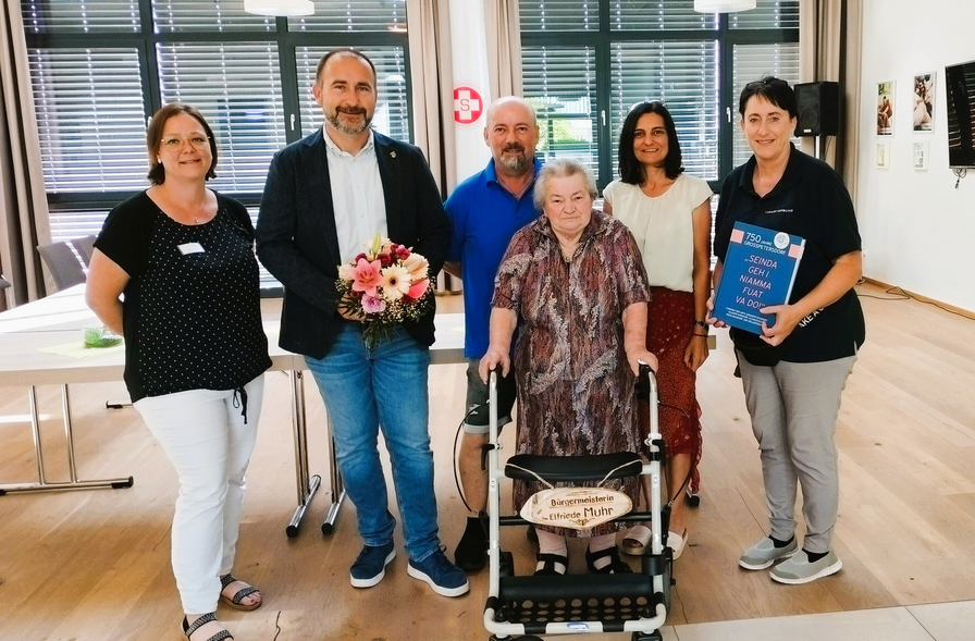 Gruppennversammlung mit der Bürgermeisterin Elfriede Muhr und mehreren Anwesenden.