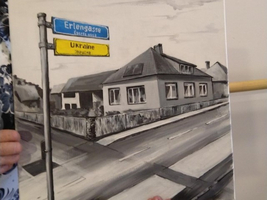 Straßenschild mit Namen „Erlanggasse“ und „Ukraina“ vor einem Wohnhaus.