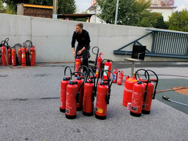 Mann bereitet Feuerlöscher für eine Brandschutzübung vor.