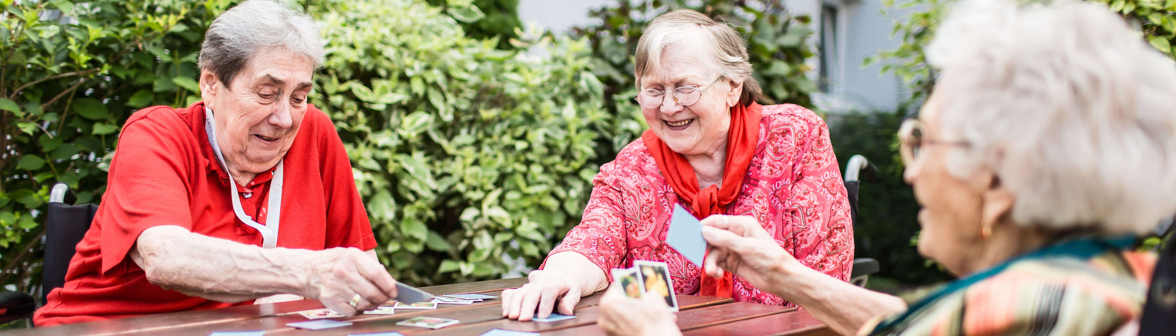 3 Bewohnerinnen eines Pflegekompetenzzentrums