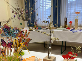 Frühlingstisch mit bunten Dekorationen, Blumen und Ostereiern.