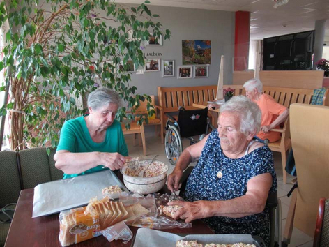Zwei Bewohner:innen Pflegekompetenzzentrum Draßburg kochen gemeinsam