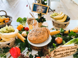 Ein Korb mit Obst, Brot und liebevollen Botschaften zur Ernte.