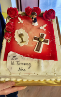 Torte zur heiligen Firmung mit Rosen, einer Figur und christlichen Symbolen.