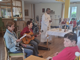 Eine religiöse Veranstaltung mit Musik und Gesang in einem Gemeinschaftsraum.