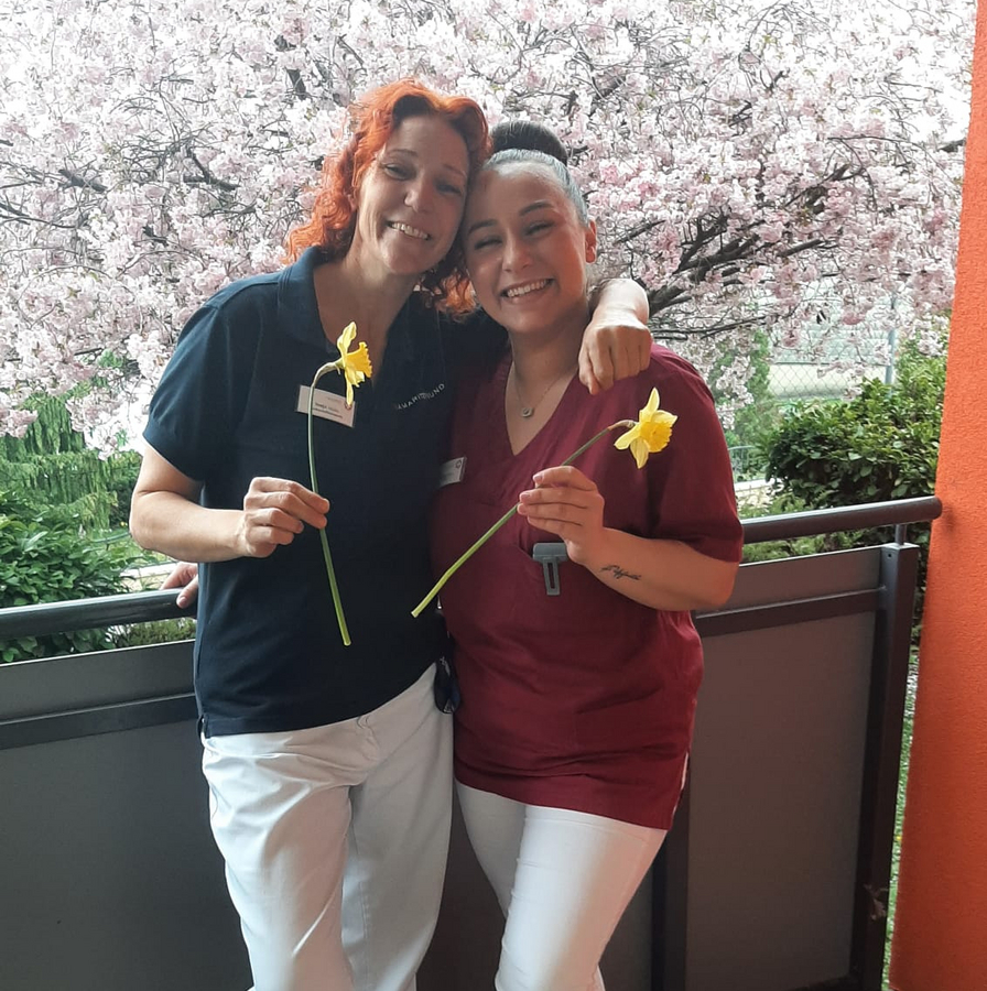 Monika und Sonja posen vor einem blühenden Baum