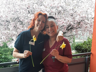 Monika und Sonja posen vor einem blühenden Baum